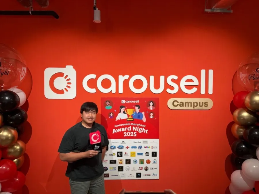 Joshua Lim holding the Carousell 2025 Buyer's Choice Award at Carousell Campus, Singapore